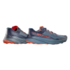 La zapatilla de montaña para correr La Sportiva Akyra II GTX (copia) presenta un diseño azul y coral con suelas y cordones coral sobre un cuerpo azul, el nombre de la marca se muestra en el costado, ofreciendo estilo y rendimiento.