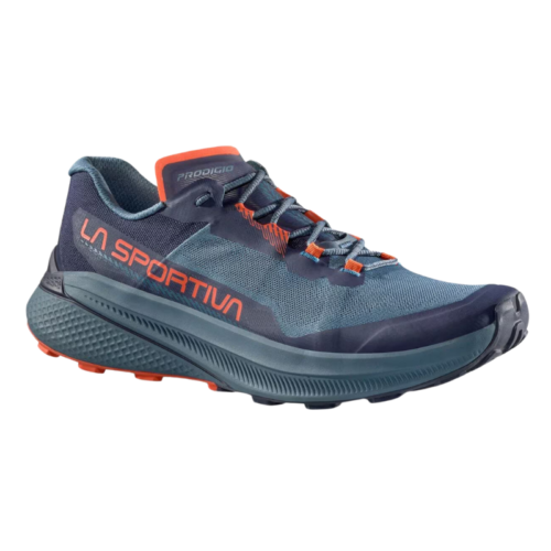 La zapatilla para correr azul y naranja La Sportiva Prodigio presenta una suela texturizada para un mejor agarre, una parte superior de malla para una mayor transpirabilidad y un diseño con cordones y la marca en el costado y la lengüeta. Inspirada en la zapatilla de montaña para correr La Sportiva Akyra II GTX (copia), está diseñada para el rendimiento.