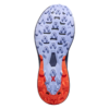 La imagen resalta la suela de la Zapatilla de Mountain Running La Sportiva Prodigio (copia), que presenta un dibujo resistente con formas texturizadas de color azul y naranja para una mejor tracción, y una distintiva "X" roja cerca del talón.