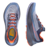 Se muestran dos zapatillas de Mountain Running La Sportiva Prodigio (copia): una vista desde arriba y la otra desde un costado. Presentan un diseño gris y naranja con malla transpirable, cordones naranjas y suelas con agarre para trail running.