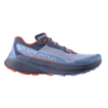 La zapatilla de montaña para correr La Sportiva Prodigio (copia) es una zapatilla de trail azul y naranja con parte superior de malla, suela de goma, nombre de marca blanco en el lateral, diseño con cordones y dibujo de banda de rodadura en contraste.