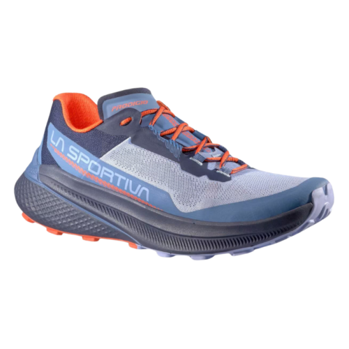 La zapatilla de montaña para correr La Sportiva Prodigio (copia) es una zapatilla deportiva azul y gris con detalles en naranja, suela gruesa y parte superior de malla. Con el nombre de la marca en el lateral y un cierre con cordones, es perfecta para correr o practicar actividades de trail.