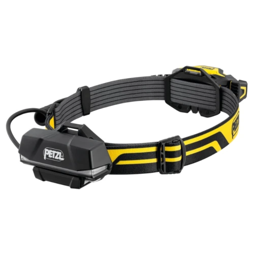 Linterna frontal negra y amarilla con el logotipo de Petzl en la parte delantera. Cuenta con una correa ajustable y una unidad de linterna compacta diseñada para uso con manos libres.