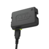 La Batería Recargable Petzl Swift RL negra, con un cordón inferior visible y una pequeña luz indicadora verde, presenta "PETZL" grabado en su superficie, mostrando su calidad y confiabilidad como Batería Recargable Petzl Swift RL.