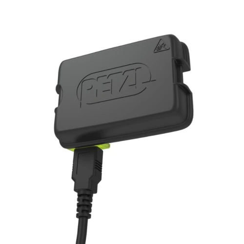 La Batería Recargable Petzl Swift RL negra, con un cordón inferior visible y una pequeña luz indicadora verde, presenta "PETZL" grabado en su superficie, mostrando su calidad y confiabilidad como Batería Recargable Petzl Swift RL.