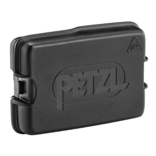 Estuche para batería Petzl rectangular de color negro diseñado para la linterna frontal Swift RL, con un logotipo en relieve en la parte delantera. Su diseño compacto incluye un cierre lateral y un símbolo de advertencia en la parte superior derecha. Ideal para proteger su batería recargable Petzl Swift RL con estilo y fiabilidad.