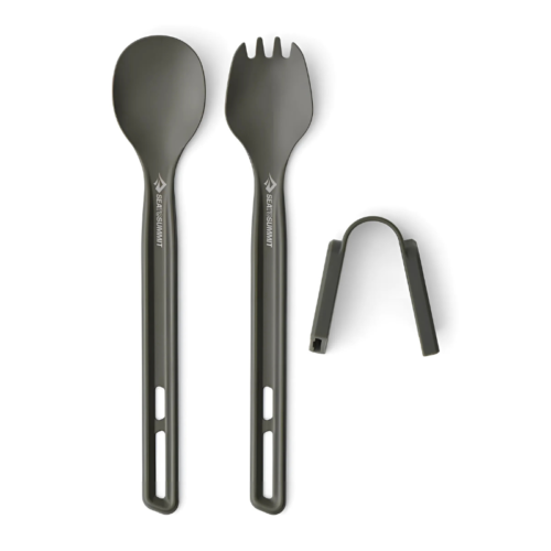 Un juego de utensilios de camping de color gris que incluye una cuchara, un tenedor con bordes dentados y un clip. Cada utensilio tiene un mango largo con diseños de cortes cuadrados, diseñado para un uso liviano y eficiente durante las actividades al aire libre.