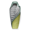 El saco de dormir Sea to Summit Ascent para mujer, de -9 °C, se abre para revelar un interior acogedor con un patrón acolchado, con una parte superior verde oliva y una parte inferior verde claro, perfecto para brindar comodidad y aislamiento durante las aventuras al aire libre.