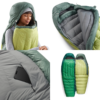 Collage del Saco de Dormir Pluma Sea to Summit Ascent Women's -9°C: la parte superior izquierda muestra un cómodo usuario en su diseño con capucha verde y gris; la parte superior derecha presenta una vista interior; la parte inferior izquierda resalta un bolsillo para guardar un teléfono; la parte inferior derecha muestra el diseño completo de dos colores.