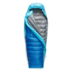 El saco de dormir Pluma Sea to Summit Trek cuenta con un interior acolchado y un exterior azul grisáceo. Su forma de momia con capucha brinda calidez para las aventuras al aire libre, lo que lo convierte en un saco de dormir ideal.