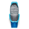 La mochila para dormir Pluma Sea to Summit Trek presenta un diseño en azul y gris con un interior acolchado, diseñado para brindar calidez y comodidad. Cuenta con una capucha y un amplio acolchado, perfecto para aventuras al aire libre.