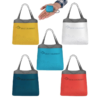 Una mano que sostiene un bolso azul compacto y plegado. Debajo, hay cinco bolsos de mano desplegados en diferentes colores: amarillo, gris, blanco, azul y rojo. Cada bolso presenta un diseño de montaña y el logotipo "Sea to Summit".