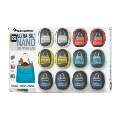 Una muestra de bolsas de compras Sea to Summit Ultra-Sil Nano. El empaque muestra varias bolsas compactas en diferentes colores, incluidos rojo, azul, amarillo y gris. Las bolsas tienen una capacidad de 25 litros y se describen como ultralivianas, compactas y resistentes.