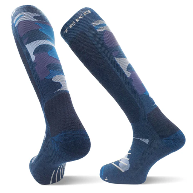 Los calcetines hasta la rodilla Calcetín Teko Tactical Merino Boot 3.0 en camuflaje azul con detalles en blanco, mostrados en posición vertical para mostrar ambas vistas, parecen estar hechos de un material grueso y acogedor ideal para quienes buscan comodidad y estilo.