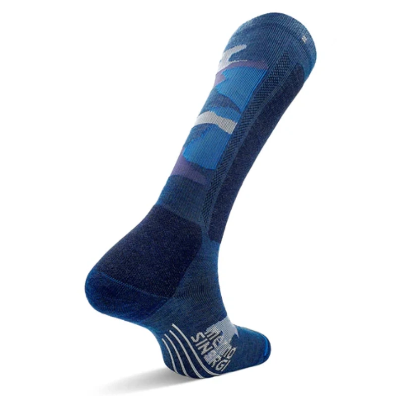 El Calcetín Teko Tactical Merino Boot 3.0 (copia) es un elegante calcetín hasta la rodilla en azul y azul marino oscuro con patrones geométricos en tonos azul más claro y morado, que presenta la marca y el texto en el área de la suela para brindar comodidad y estilo durante las aventuras.