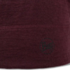 Un primer plano de una tela marrón con una línea de costura horizontal muestra la artesanía del Gorro Buff Lightweight Beanie, que presenta un sutil logotipo circular con "Buff" en la esquina inferior derecha.