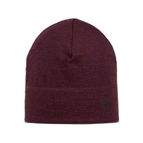 El gorro liviano Gorro Buff en color granate, con un logotipo sutil en relieve cerca del borde inferior, presenta una tela suave que ofrece una textura suave y muestra un diseño simple y ligeramente holgado.