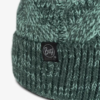 Primer plano del gorro Buff Knitted y Polar Masha, que presenta una combinación de hilo texturizado verde oscuro y verde claro. La etiqueta con el logotipo "Buff" está cosida en el borde doblado.