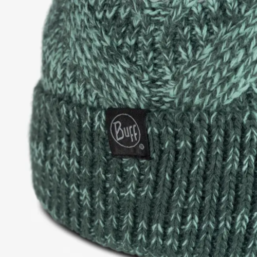 Primer plano del gorro Buff Knitted y Polar Masha, que presenta una combinación de hilo texturizado verde oscuro y verde claro. La etiqueta con el logotipo "Buff" está cosida en el borde doblado.