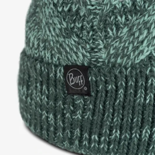 Primer plano del gorro Buff Knitted y Polar Masha, que presenta una combinación de hilo texturizado verde oscuro y verde claro. La etiqueta con el logotipo "Buff" está cosida en el borde doblado.