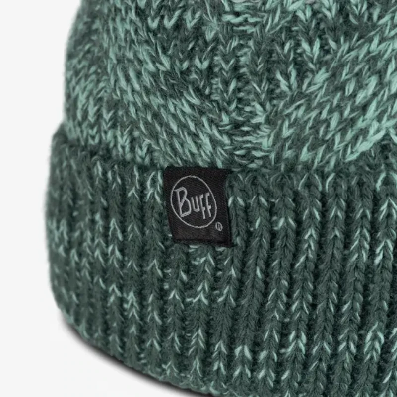 Primer plano del gorro Buff Knitted y Polar Masha, que presenta una combinación de hilo texturizado verde oscuro y verde claro. La etiqueta con el logotipo "Buff" está cosida en el borde doblado.
