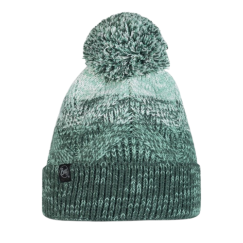 El Gorro Buff Knitted y Polar Kim (copia) es un gorro de moda en verde y blanco con un gran pompón, que presenta un degradado de verde oscuro a tonos claros y blanco, además de una pequeña etiqueta negra cerca del borde para darle elegancia.