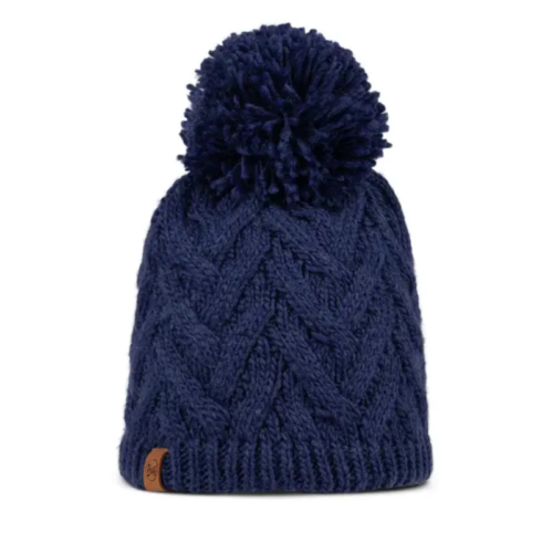 El Gorro Buff Knitted y Polar Blein (copia) es un gorro azul marino con un gran pompón, patrón de chevrones y una pequeña etiqueta marrón, que combina estilo y calidez.