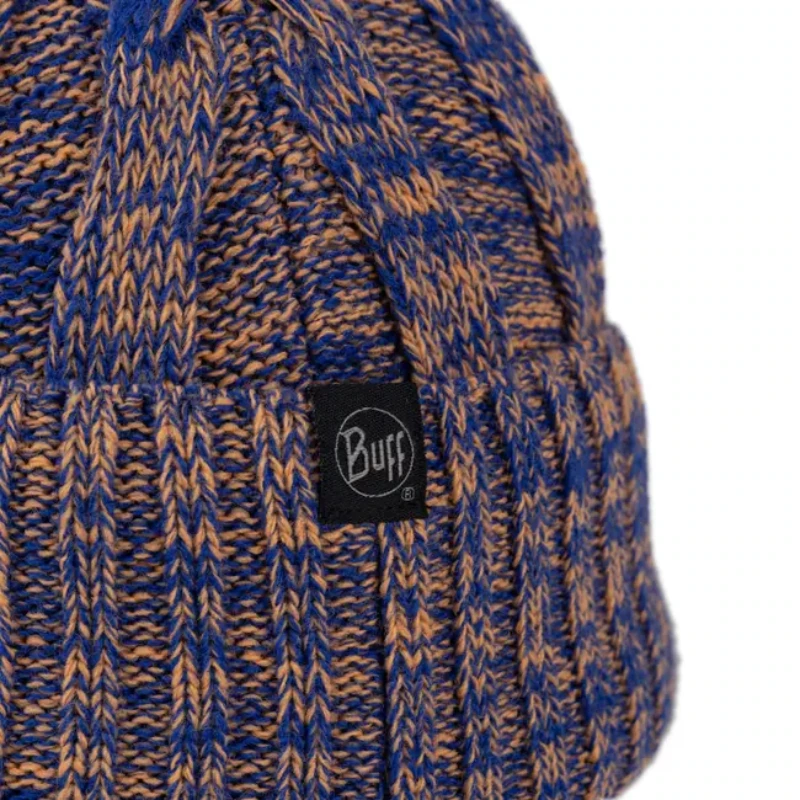 Primer plano de un Gorro Buff de punto Lilon Long (copia) en azul y tostado con un patrón acanalado, que presenta una pequeña etiqueta negra con letras "Buff" blancas en el costado.