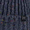 Primer plano de un Gorro Buff Knitted y tejido Polar Caryn (copia) en azul oscuro con motas de colores rojo, naranja y morado, con una etiqueta negra con el logo "Buff" blanco.