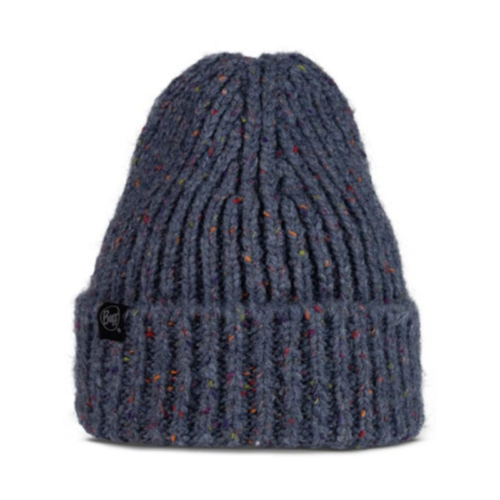 El Gorro Buff Knitted y Polar Caryn (copia) es un elegante gorro azul con textura acanalada y motas multicolores, que presenta un puño ancho y una pequeña etiqueta con el logotipo bordado en negro en el lateral para mayor calidez.