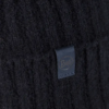 Primer plano de la tela Gorro Buff CrossKnit Solid (copia) con una pequeña etiqueta oscura que sutilmente muestra "Buff". El patrón de tejido detallado es evidente contra el brillo sólido, que se combina a la perfección.