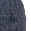 Primer plano del gorro de punto Gorro Buff Knit Beanie Nerla en gris oscuro que muestra su textura acanalada y una pequeña etiqueta de tela redonda en el puño. El fondo blanco acentúa su textura de lana de forma hermosa.