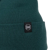 Primer plano de un gorro de punto Gorro Buff Lilon verde oscuro con un logotipo "Buff" en blanco y negro en el ala doblada.