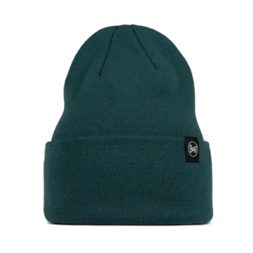 El Gorro Buff Knitted Beanie Lilon en verde oscuro tiene una visera doblada y una pequeña etiqueta negra con un logotipo circular en el costado cerca de la parte inferior, combinando estilo y calidez con su diseño de punto simple.