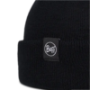 Primer plano de un gorro de punto negro, que recuerda al estilo Fisherman de Lilon, con una pequeña etiqueta rectangular con la palabra "Buff" en letras blancas dentro de un círculo. El fondo blanco liso resalta la textura del gorro.