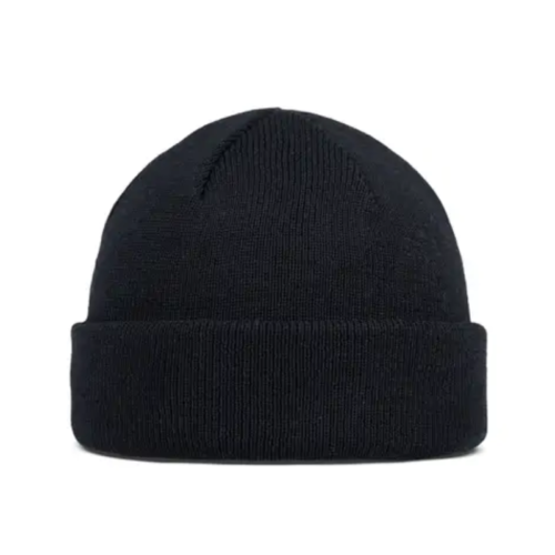 Un gorro de punto negro con ala doblada, que recuerda al estilo clásico de un pescador, presentado sobre un fondo blanco liso.