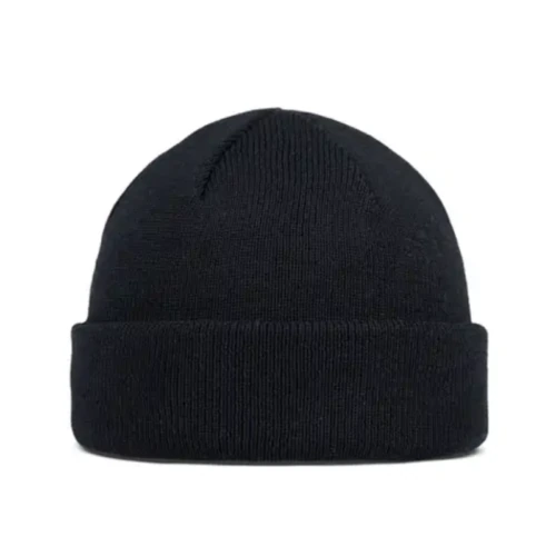 Un gorro de punto negro con ala doblada, que recuerda al estilo clásico de un pescador, presentado sobre un fondo blanco liso.