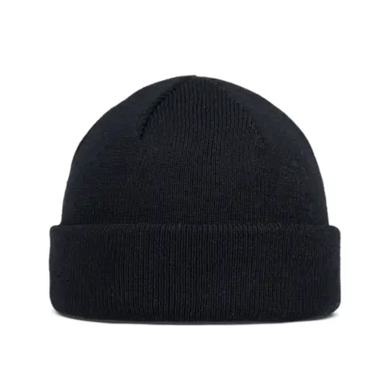Un gorro de punto negro con ala doblada, que recuerda al estilo clásico de un pescador, presentado sobre un fondo blanco liso.