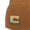 Primer plano del gorro de punto Buff Knitted Beanie Lilon Long en punto marrón, que presenta un parche con un paisaje montañoso bajo una puesta de sol en el cielo. El borde es verde, con la palabra "BUFF" claramente visible debajo.