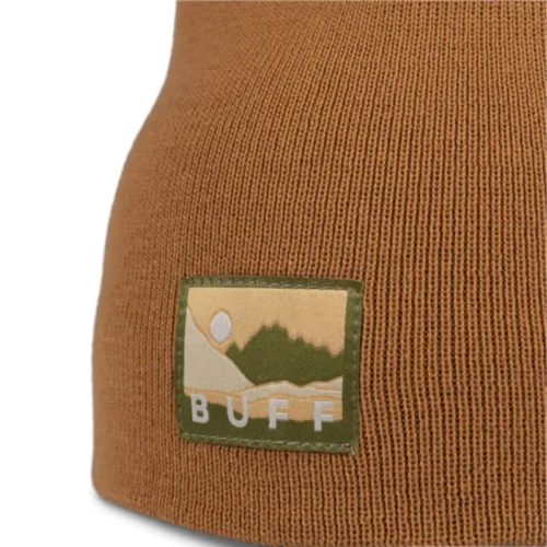 Primer plano del gorro de punto Buff Knitted Beanie Lilon Long en punto marrón, que presenta un parche con un paisaje montañoso bajo una puesta de sol en el cielo. El borde es verde, con la palabra "BUFF" claramente visible debajo.