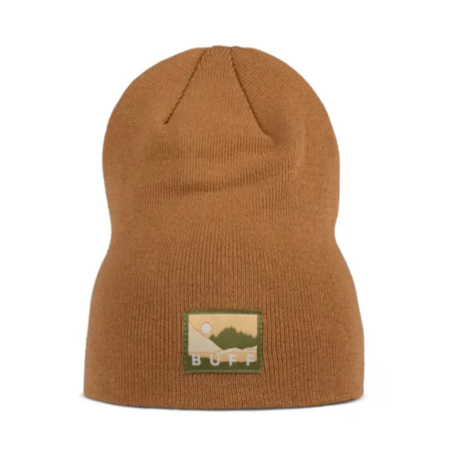 El Gorro Buff Knitted Beanie Lilon Long en color marrón cuenta con un parche "BUFF" con un diseño de paisaje minimalista con un sol y montañas en tonos apagados.