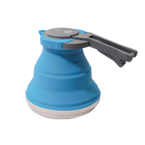 Conozca la Tetera Plegable Atakama Outdoor Breva de 1,5 lt: una tetera plegable de silicona compacta en azul y gris. Diseñada para ahorrar espacio, es perfecta para viajar o acampar, y cuenta con un asa y una tapa para transportarla fácilmente: su compañera ideal para llevar.