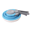 La Tetera Plegable Atakama Outdoor Breva 1.5 lt, un hervidor de camping plegable de color azul y gris con asa plegable y tapa de pico, reposa sobre una superficie blanca; su diseño compacto es perfecto para aventuras al aire libre.