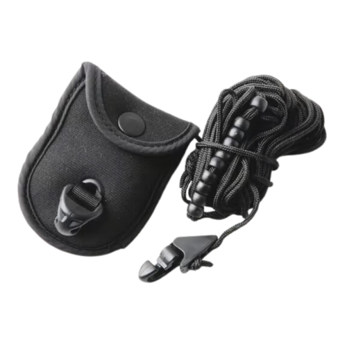 Una bolsa negra con cierre a presión y clip se encuentra junto a un cordón negro enrollado con cuentas de plástico y un clip adicional, todo sobre un fondo blanco, lo que sugiere que pertenecen al conjunto Sea to Summit The Clothesline.