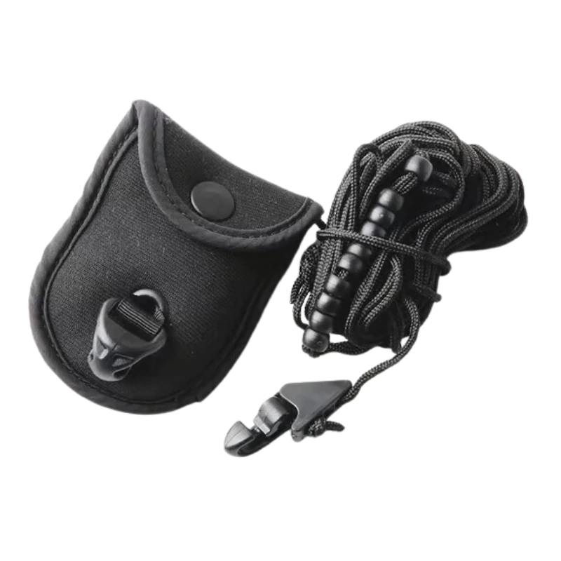 Una bolsa negra con cierre a presión y clip se encuentra junto a un cordón negro enrollado con cuentas de plástico y un clip adicional, todo sobre un fondo blanco, lo que sugiere que pertenecen al conjunto Sea to Summit The Clothesline.