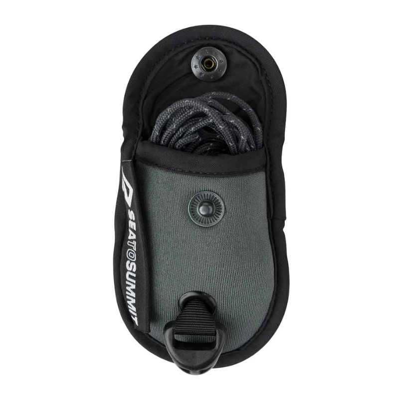 El Tendedero Portátil Sea to Summit es una bolsa negra y gris con un tendedero enrollado en su interior, con botón frontal y clip inferior para sujetarlo. El Set de Mosquetones lo complementa a la perfección, con el nombre de la marca impreso verticalmente en el lateral.