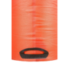 Primer plano de un cubo plegable Sea To Summit de color naranja vibrante con un asa ovalada negra en la parte inferior. La tela duradera y ligeramente arrugada contrasta hermosamente con el fondo brillante.