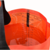 Primer plano de un balde plegable Sea To Summit de color naranja lleno de líquido, con líneas de medición negras en litros y onzas, que recuerdan a la Silla Inflable lista para la aventura o a la Silla de Aire Sea to Summit. Las gotas brillan en su superficie interior.