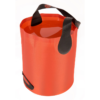El cubo plegable Sea To Summit de color naranja brillante y fabricado con materiales similares a los de una silla de aire Sea To Summit, se llena con agua. Tiene dos asas negras para transportarlo fácilmente y una forma cilíndrica, ideal para usar al aire libre.