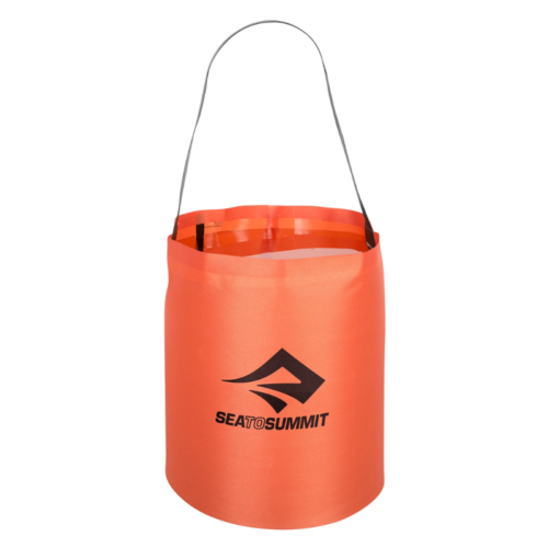 El cubo plegable Sea To Summit es de color naranja con un mango negro y la marca "Sea to Summit", presentando un diseño cilíndrico simple que combina perfectamente con la comodidad de la Silla Inflable Sea to Summit Air Chair para sus aventuras al aire libre.
